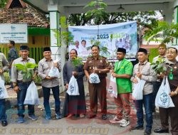 Upaya Penyelamatan Bumi dan Sedekah Oksigen Perhutani Bondowoso Kajari dan IIK Berikan Bibit Gratis