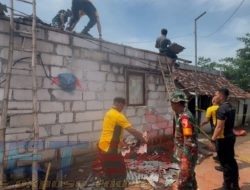 Sinergitas, TNI Dan POLRI Bantu Perbaiki Rumah Terdampak Ledakan di Puri Mojokerto