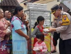 Jumat Berkah, Polisi Berbagi Nasi Kotak untuk Warga di Sidoarjo