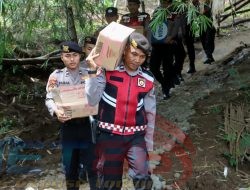 Polres Probolinggo Salurkan Bantuan Untuk Warga yang Rumahnya Rusak Akibat Bencana Alam
