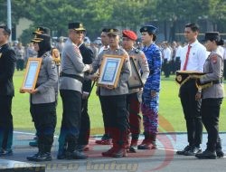 Kapolda Jatim Beri Penghargaan untuk 366 Anggota dan Masyarakat Berprestasi