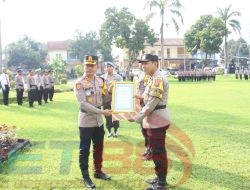 Dua Anggota Polres Bondowoso Mendapatkan Penghargaan Kapolres
