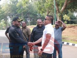 Silaturahmi Bupati Intan Jaya Ke Yonif 330 Kostrad, Ajak Tokoh Pemuda Papua Study Banding Inovasi Ksatria Tri Dharma