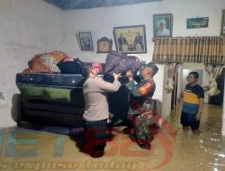 Sinergitas Polisi dan TNI Evakuasi Warga Terdampak Banjir di Kota Mojokerto
