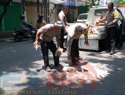 Cegah Laka Lantas, Polisi Tambal Jalan Berlubang di Pasuruan yang Tak Kunjung Diperbaiki