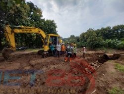 Pasca Banjir Bandang, Camat Kendit Bersama Warga Gotong Royong Membuat Saluran Air Alternatif