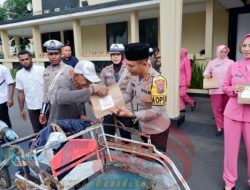 Berkah Ramadhan Polres Bondowoso Gelar Aksi Berbagi Takjil Dengan Tukang Becak
