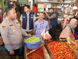Kapolres Pelabuhan Tanjungperak Tinjau Sejumlah Pasar Pastikan Stok Bapokting Aman