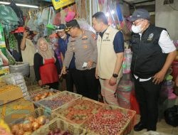 Tim Satgas Pangan Polda Jatim Sidak Pasar Wonokromo,Temukan Kecurangan Volume Minyak Goreng