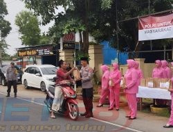 Polsek dan Bhayangkari Ranting Proppo bagi bagi takjil di Bulan Suci Ramadhan