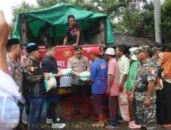 Ngabuburit, Polres Probolinggo Kota Berbagi Baksos Untuk Warga Kurang Mampu