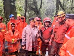 Gotong Royong Polisi Bersama TNI dan BPBD Tangani Longsor di Pacet Mojokerto