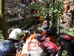 Hari Kedua Evakuasi, Polisi dan Tim SAR Gabungan Berhasil Temukan 9 Korban Longsor di Pacet Mojokerto