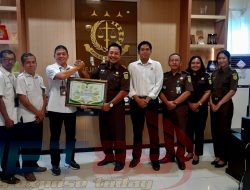 Selesaikan Konflik Tenurial, Kajari Bondowoso Terima Piagam Penghargaan Dari Perum Perhutani