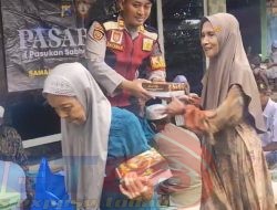 Samapta Polres Situbondo Gelar Patroli Dialogis Bersedekah, Blusukan Bagikan Nasi Kotak kepada Buruh Tani