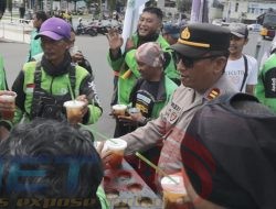 Humanis Polisi Kawal Aksi Damai Driver Ojol di Jember Sambil Berbagi Minuman Dingin