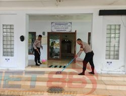 Bakti Religi Polres Situbondo, Bersihkan Masjid Al-Qodiri Sumberkolak