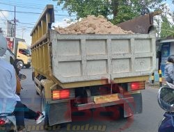 Polres Sumenep Diminta Tindak Dum truk Muatan Galian C Ilegal Tanpa Penutup