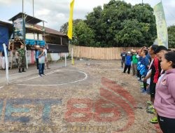 Pgs. Danramil 0822/14 Prajekan Letda Cke Sukiman : Membuka Turnamen Bola Kasti Dalam Rangka Memeriahkan HUT ke-80 RI