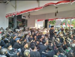 Mahasiswa Bondowoso Melakukan Aksi Demonstrasi di Gedung DPRD dan Mapolres