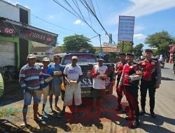 Pasabber Polres Situbondo Turun Kejalan, Tukang Becak dan Sopir Tersenyum Dapat Bingkisan Nasi kotak