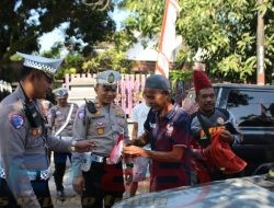Gugah Semangat Nasionalisme, Satlantas Polres Bondowoso Bagikan Bendera Merah Putih