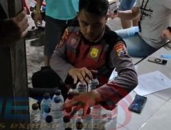 Samapta Polres Situbondo Tertibkan Peredaran Miras di Banyuputih, Sita Puluhan Botol Arak
