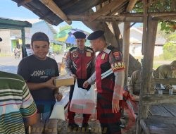 Warga Tersenyum, Pasabber Polres Situbondo Bagikan 100 Nasi Kotak