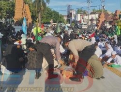 Bikin Adem ! Bukan Hanya Amankan, Polisi Situbondo Lanjut Beri Minuman dan Bersih-Bersih Sampah Demo Alumni Pesantren