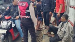 Quick Respon Sat Samapta Polres Situbondo Membantu Masyarakat yang Jatuh dari Sepeda Motor