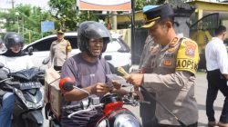 Kapolres Bondowoso membagikan brosur bagi pengguna jalan dalam operasi Zebra Semeru 2025