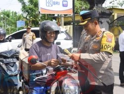 Kapolres Bondowoso membagikan brosur bagi pengguna jalan dalam operasi Zebra Semeru 2025