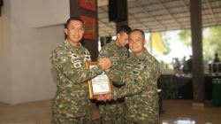 Letkol Inf Ugroseno Bersama Ketua Persit Mendapatkan Piagam Saat HUT Brigif 9/DY Kostrad