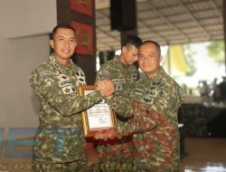 Letkol Inf Ugroseno Bersama Ketua Persit Mendapatkan Piagam Saat HUT Brigif 9/DY Kostrad