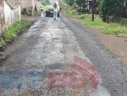 Pembangunan Jalan Asembagus Diduga Asal Jadi, Aspal Digelar di Atas Lumpur dan Genangan Air