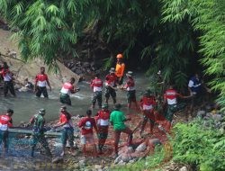 Gerak Cepat Yonarmed 8/UY dalam Membantu Pemulihan dan Penguatan Struktur Tebing Sungai di Kaliwates Akibat Longsor