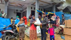 Ketua DPRD Pamekasan Salurkan Sembako Kepada Korban Rumah Ambruk di Pasean