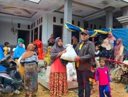 Ketua DPRD Pamekasan Salurkan Sembako Kepada Korban Rumah Ambruk di Pasean