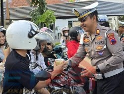 Humanis ke Pengendara! AKP Royke Noldy Berbagi Ratusan Takjil di Momen Ramadan 2026