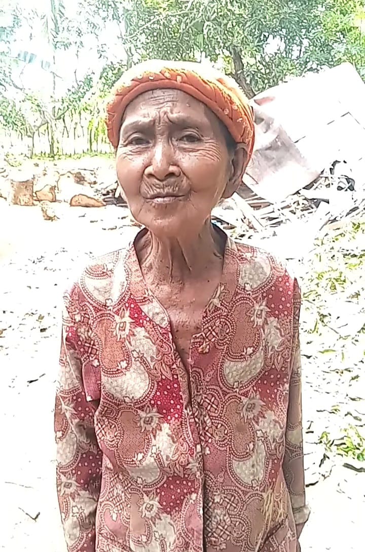 Nenek sebatangkara Dapurnya Roboh tertimpah pohon mangga