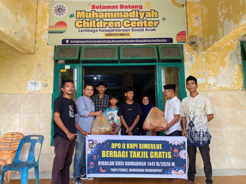 KNPI Simeulue Bagikan Ratusan Paket Takjil kepada Masyarakat