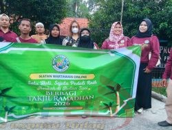 IWO Pamekasan Bagikan Takjil kepada Pengendara di Jalan Raya Proppo