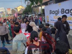 Ratusan warga menyerbu pembagian takjil di Pinggir Jalan, Desa/Kecamatan Cermee, Kabupaten Bondowoso,