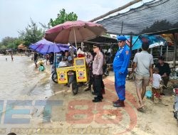 Himbauan Langsung Kapolsek Pademawu Jaga Keselamatan Pengunjung di Pantai Jumiang