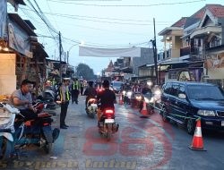 Polres Pamekasan Pastikan Jalur Protokol Tetap Kondusif dengan Mengamankan Tradisi “Per-Peran” di Tlanakan