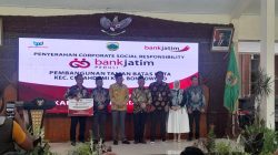 Dorong Digitalisasi dan Literasi, Bank Jatim KC. Bondowoso Serahkan CSR