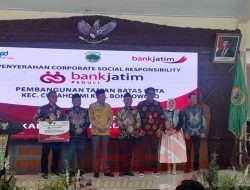 Dorong Digitalisasi dan Literasi, Bank Jatim KC. Bondowoso Serahkan CSR