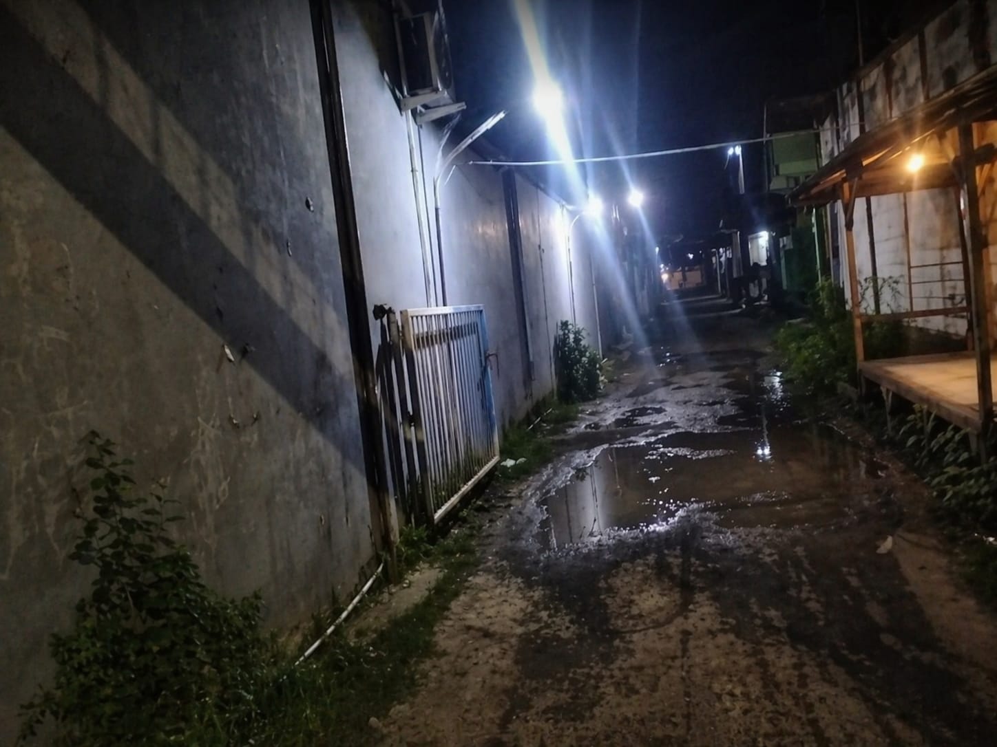 Air Buangan AC SPPG Kolor 2 Bikin Jalan Becek, Warga Perumahan Bumi Sumekar Desak Tindakan Cepat