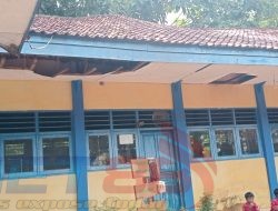 Atap SDN Romben Barat 1 Dungkek Nyaris Ambruk, Siswa Terancam Bahaya