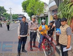 Tak Hanya Menindak, Satlantas Polres Magetan Apresiasi Pengendara Tertib dengan Souvenir